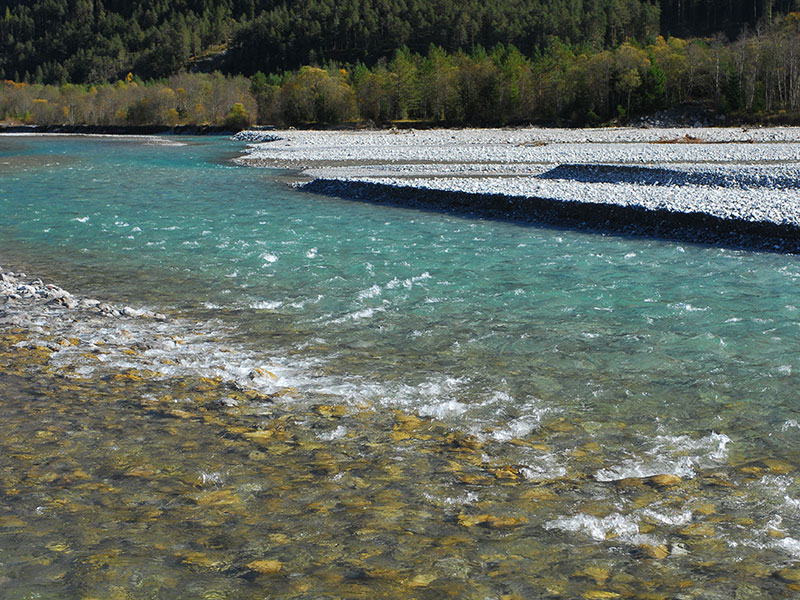 Der Lech mit seinem türkisfarbenen Wasser und seinen Kiesbänken